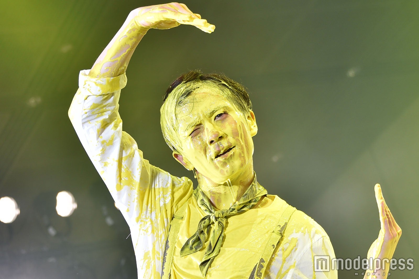 黄色に染まった藤森慎吾（C）モデルプレス