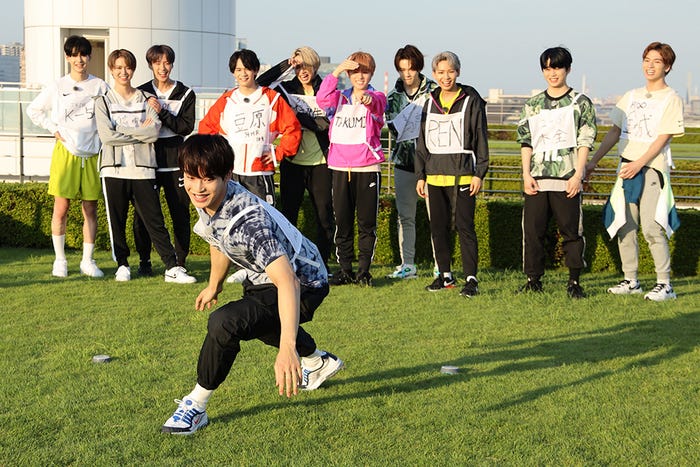 “体力NO1”は?ランプタッチ挑戦/(前列)與那城奨(後列左から)佐藤景瑚、白岩瑠姫、河野純喜、豆原一成、大平祥生、川西拓実、鶴房汐恩、川尻蓮、木全翔也、金城碧海