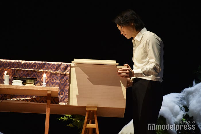 棺桶を見つめる戸塚祥太(C)モデルプレス
