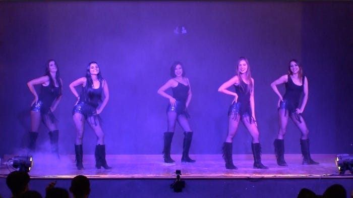 (中央)草刈麻有 (画像提供:関西テレビ)