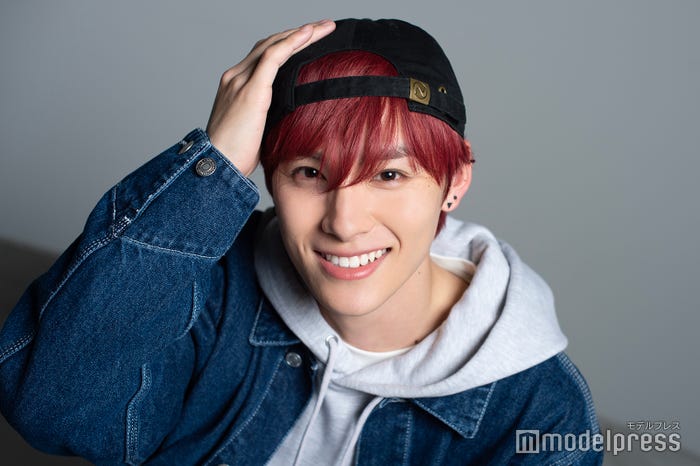 “ドジっ子っぽいポーズ”をしてくれた川西拓実 (C)モデルプレス