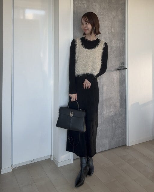 ユニクロメリノブレンドワイドリブニットワンピースのビスチェスタイル