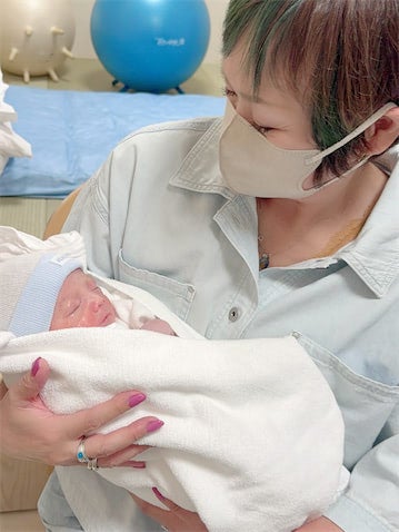 不妊治療を経て41歳で母に misonoが出産直後の写真を公開「パパ似かな？」「美形の赤ちゃん」