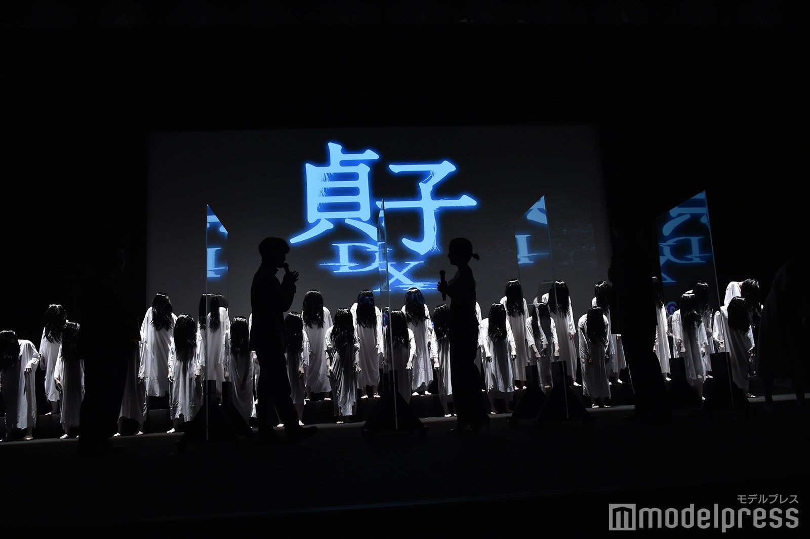暗がりから貞子30人が登場（C）モデルプレス