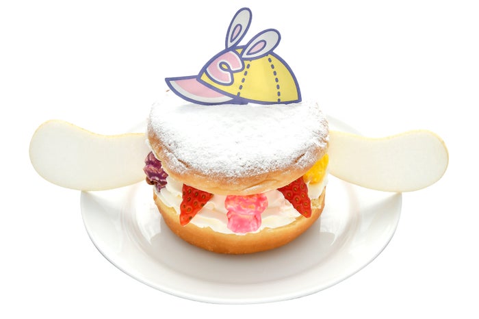 シナモロールのカラフルスイーツバーガー￥750（C）1976，1989，1990，1999，2001，2010，2019 SANRIO CO．，LTD．