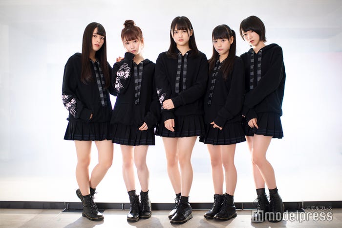 =LOVE(左から)佐々木舞香、大谷映美里、高松瞳、齊藤なぎさ、野口衣織 (C)モデルプレス