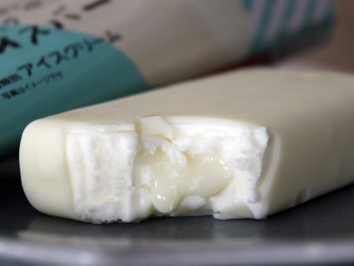 ミルクアイスは、練乳ソースと一緒に食べてちょうどいい濃さ