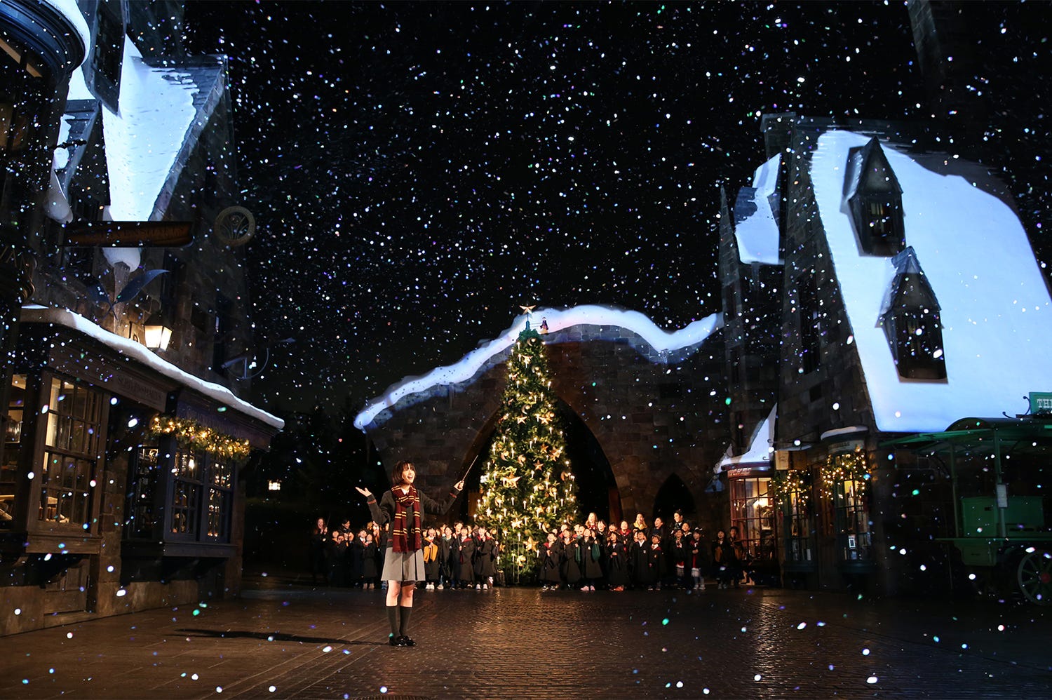 広瀬すず、「ハリポタ」制服姿でグリフィンドール寮生に USJ「魔法のクリスマス・ツリー」初点灯