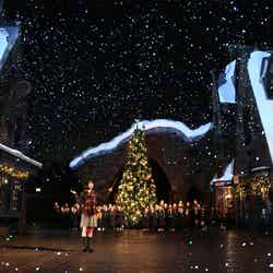 魔法界のクリスマスオープニング・セレモニーに登場した広瀬すず/画像提供:ユー・エス・ジェイ