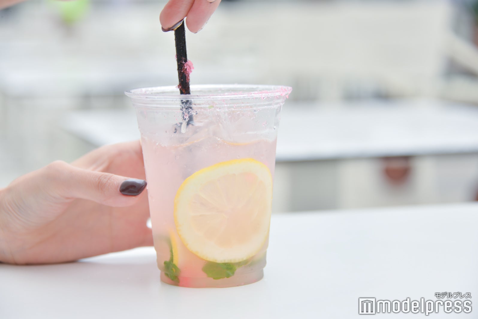 混ぜると黄色→ピンク色に変化！（C）モデルプレス