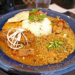 スパイスカレーの新星誕生!『旧ヤム邸』出身の『創作カレーMANOS』が目指す“楽しいカレー”