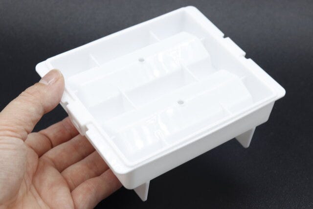 ダイソーのドリンクボトル用のアイストレーに蓋をしたもの