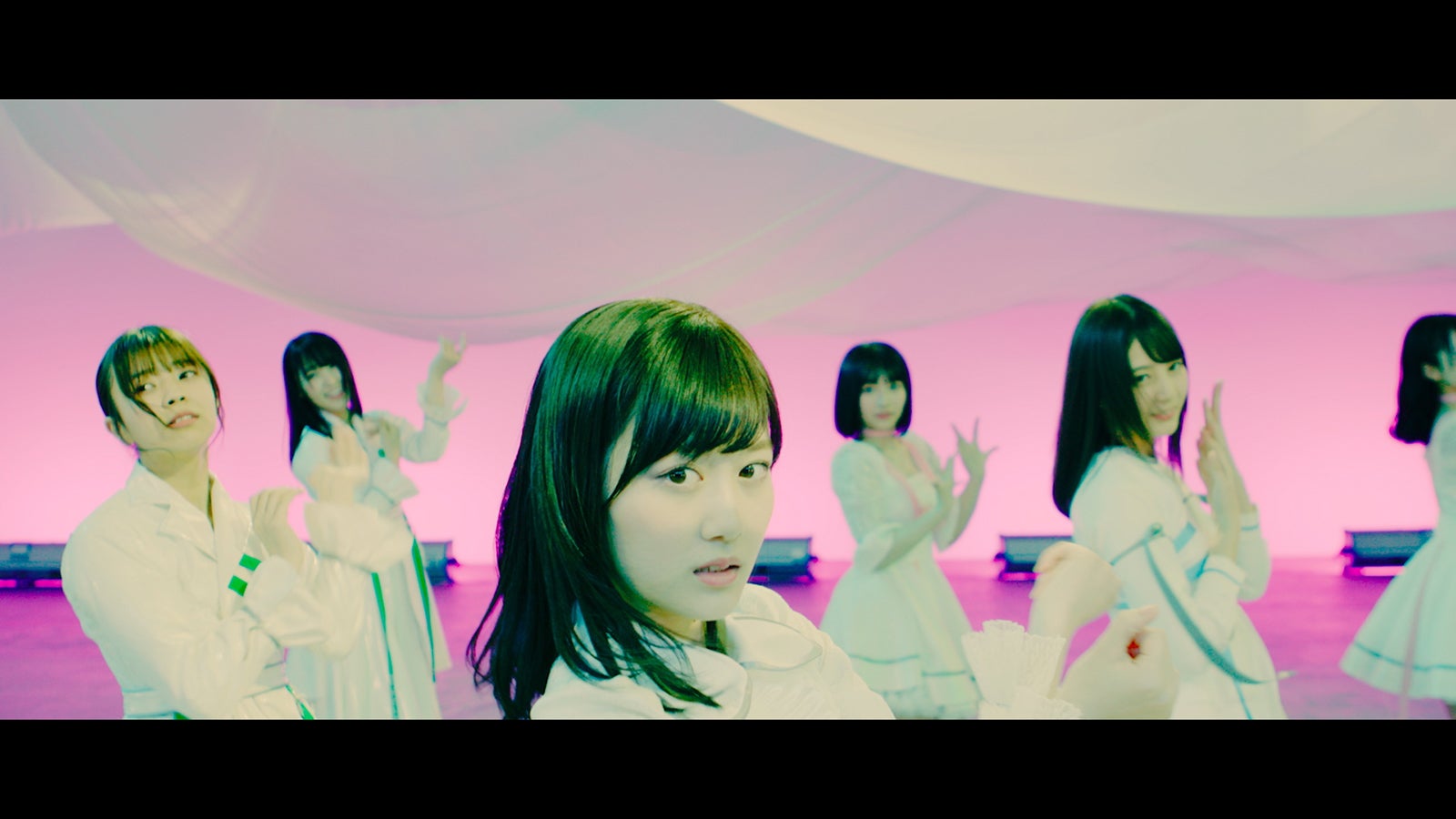 坂道AKB「初恋ドア」MVより（C）AKS／キングレコード