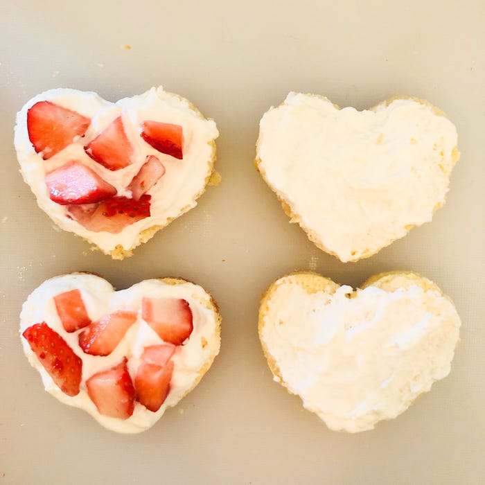 手順2:くり抜いたスポンジに生クリーム、いちごをのせる/画像提供:柏原歩