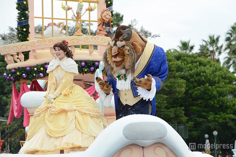 ディズニーランド「美女と野獣」が魅せる幻想的なクリスマスに