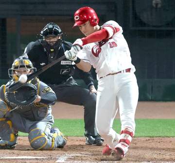 広島・佐々木「よっしゃ！」雄叫びプロ1号 2年目216打席目にマツダ沸いた 「阪神も強いんで」胸の内も明かす