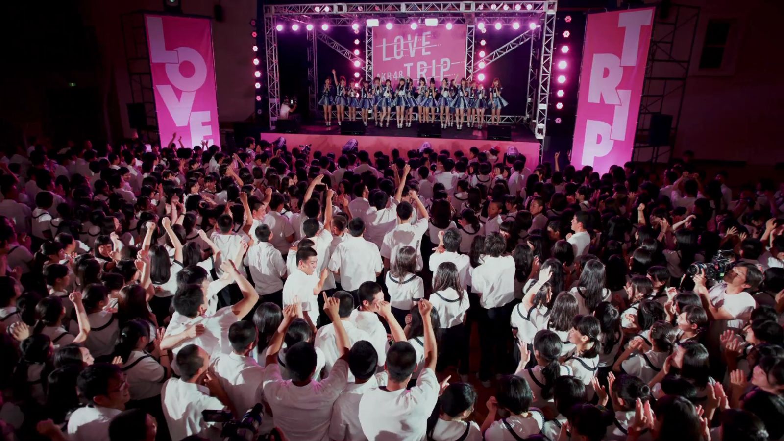 AKB48「LOVE TRIP」MVより