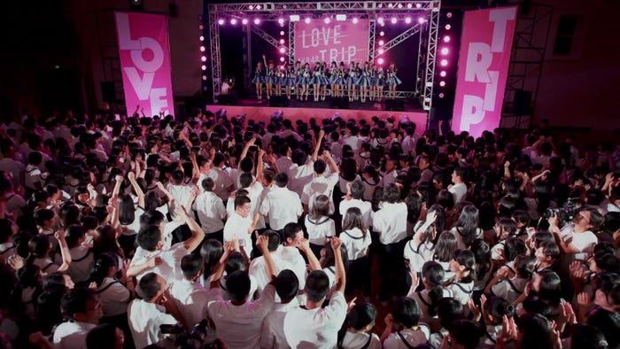 AKB48「LOVE TRIP」MVより