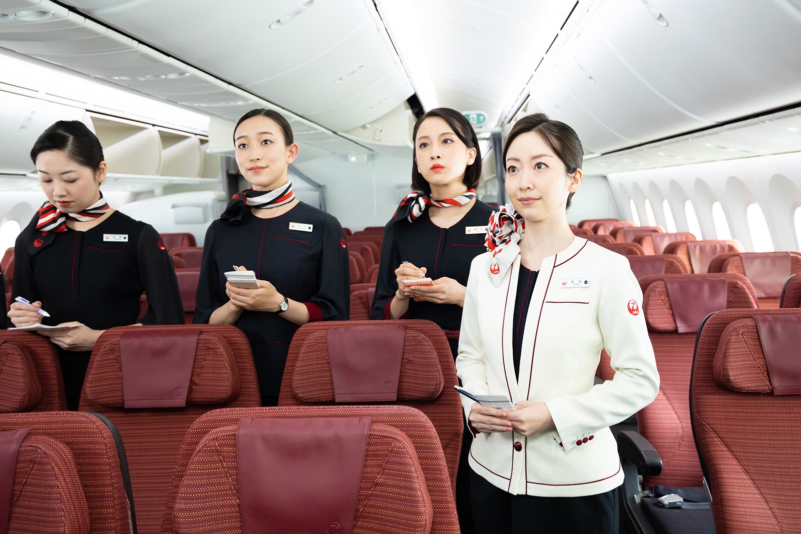 （右）黒川智花／「NICE FLIGHT！」最終話より（C）テレビ朝日