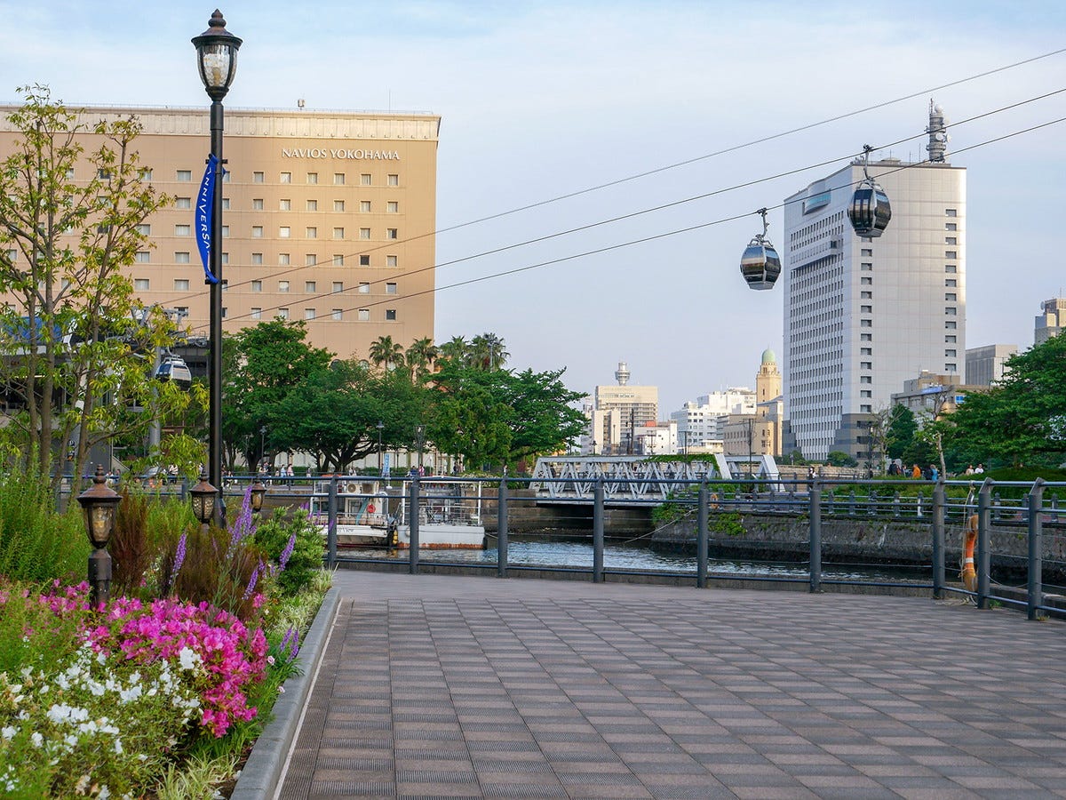 青木と井田が「恋人つなぎ」で歩いた(第9話)のは運河パーク(アニヴェルセル カフェ みなとみらい横浜 前の歩道)
