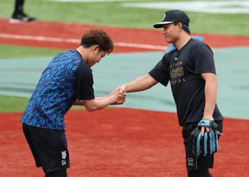 阪神 森下翔太がDeNA・石田裕太郎とガッチリ握手 前日に死球 中大の後輩がまさかのシーン？も