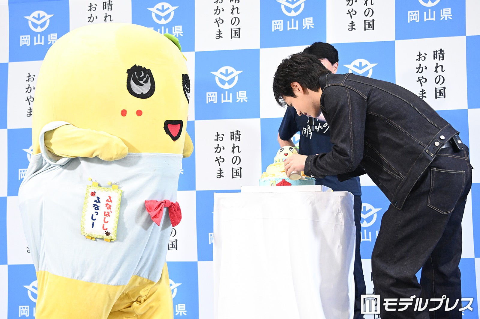 ふなっしーの誕生日ケーキを取り分けてあげる豆原一成（C）モデルプレス