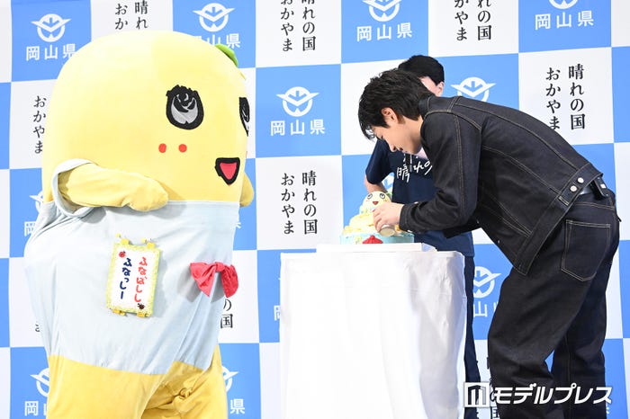 ふなっしーの誕生日ケーキを取り分けてあげる豆原一成(C)モデルプレス