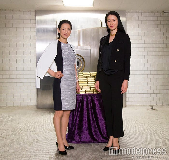 鈴木保奈美、小雪(C)テレビ朝日