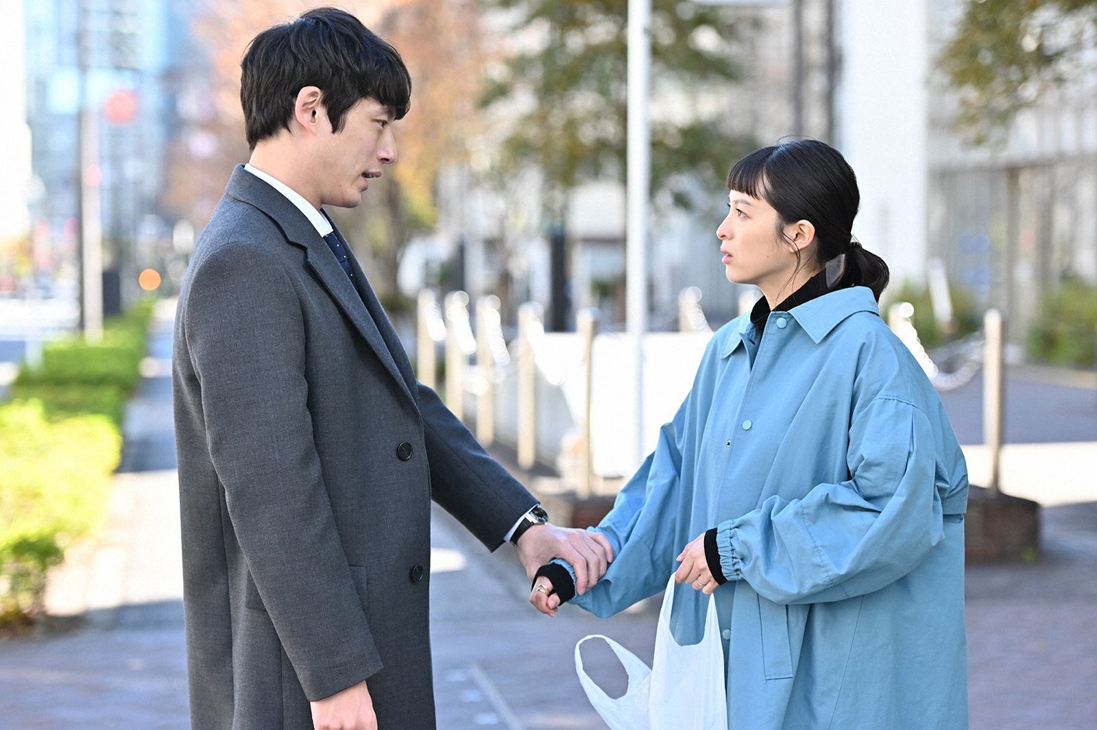 坂口健太郎、清野菜名／「婚姻届に判を捺しただけですが」第8話より（C）TBS