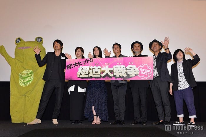 映画「極道大戦争」初日舞台あいさつの様子/左から:KAERUくん、青柳翔、高島礼子、成海璃子、市原隼人、リリー・フランキー、でんでん、坂口茉琴