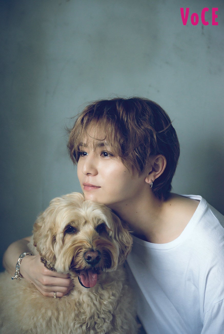 Hey! Say! JUMP山田涼介、大型犬と“双子ショット”「VOCE」連載企画登場