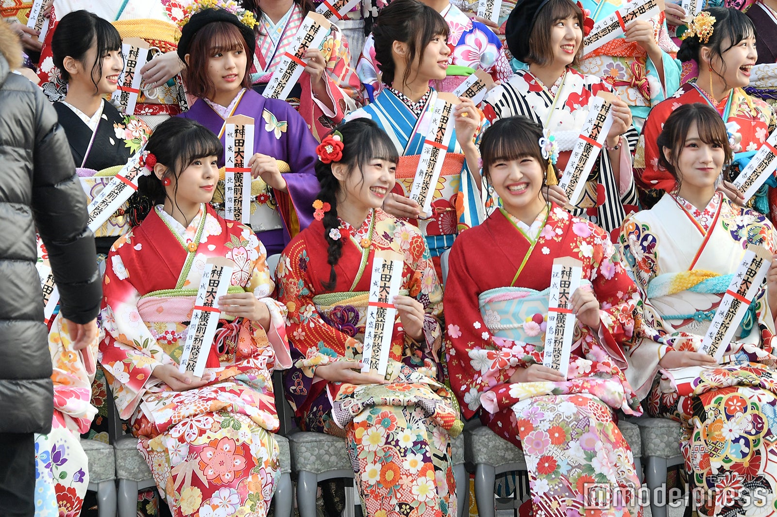 急に鳩が飛んできて驚くメンバーたち （C）モデルプレス