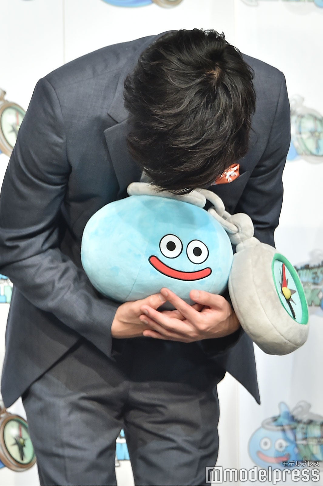 スラミチのぬいぐるみを抱えながらお辞儀をする田中圭（C）モデルプレス