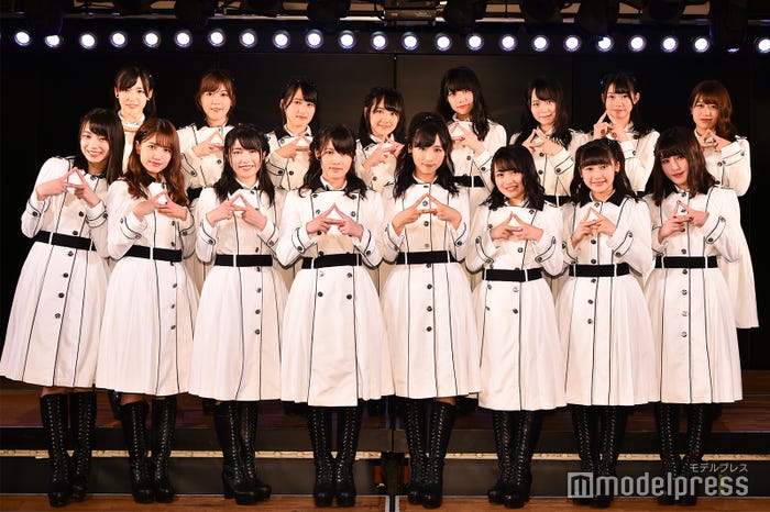 (後列左から)下尾みう、宮崎美穂、前田彩佳、田口愛佳、長久玲奈、西川怜、千葉恵里、篠崎彩奈(前列左から)後藤萌咲、加藤玲奈、横山由依、岡部麟、小栗有以、向井地美音、鈴木くるみ、谷川聖/AKB48岡部チームA「目撃者」公演(C)モデルプレス