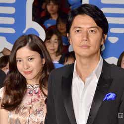 映画「真夏の方程式」初日舞台挨拶に出席した福山雅治(右)、吉高由里子(左)