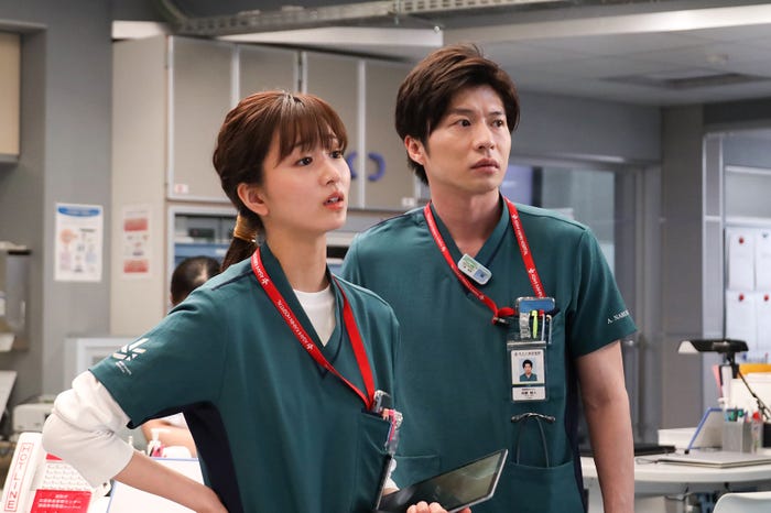 岡崎紗絵、田中圭「ナイト・ドクター」第6話より(C)フジテレビ