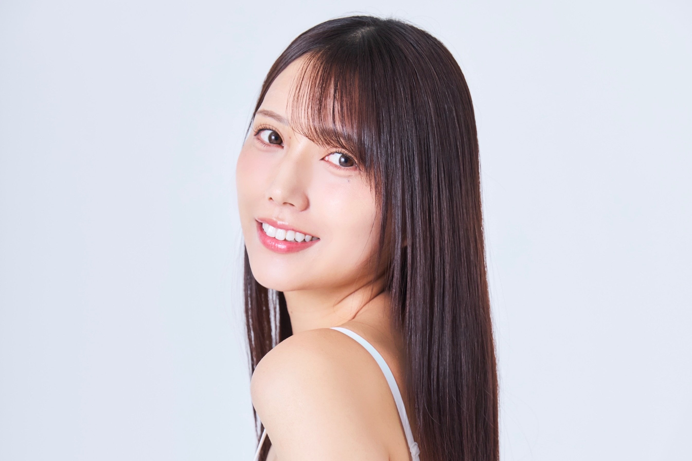 博多美人と話題！26歳ラウンドガール、“ド派手”レーシングスーツ姿に反響「すごいの着てるな」「なんとカラフル」
