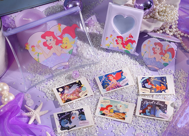 ビニールポーチ税込1,650円、ハート型ミラー税込2,200円、ステッカー（ランダム6種）税込605円（C）Disney