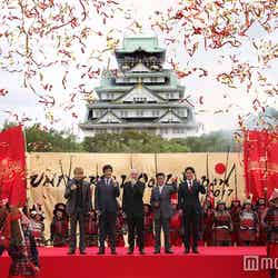 (左から)山本耕史、草刈正雄、ジャン・ルイ・ボニエ、松井一郎、吉村洋文/画像提供:ユー・エス・ジェイ