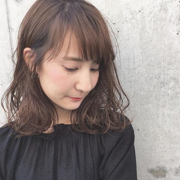 ぱっつん前髪も巻き方ひとつで雰囲気が変わる アイロンを使った簡単アレンジ モデルプレス ぱっつん前髪も巻き方ひとつで雰囲気が変わる アイロンを使った簡単アレンジ モデルプレス