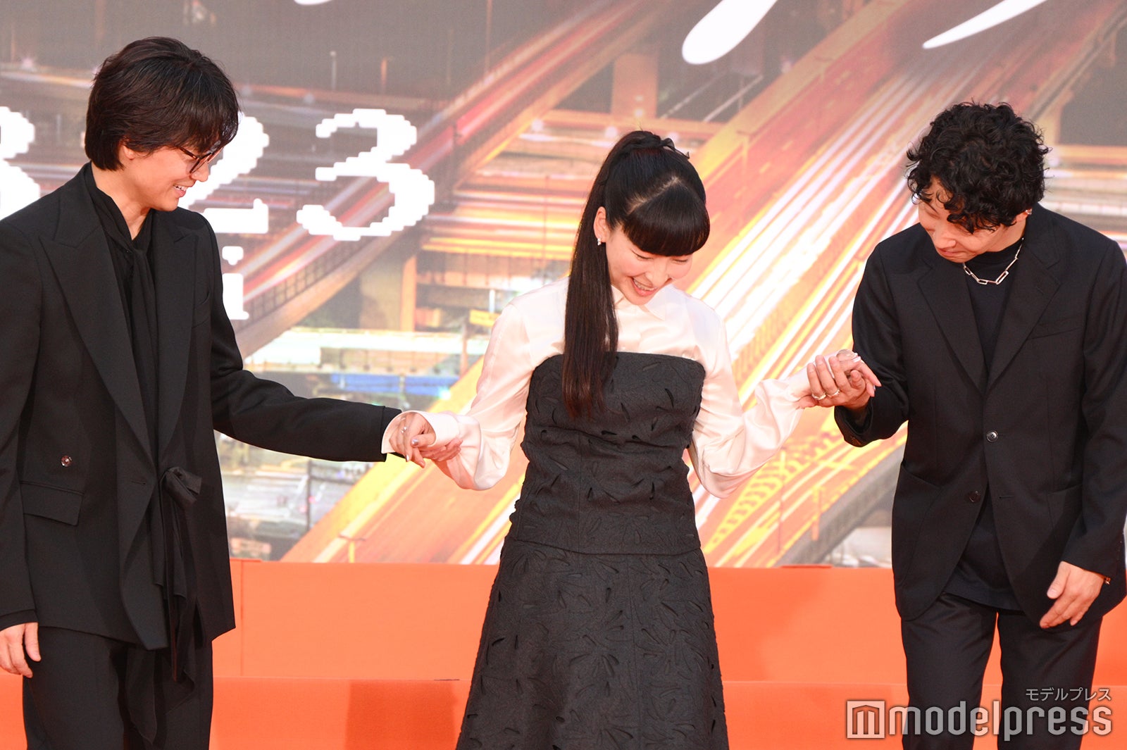 麻生久美子をエスコートする綾野剛＆星野源（C）モデルプレス