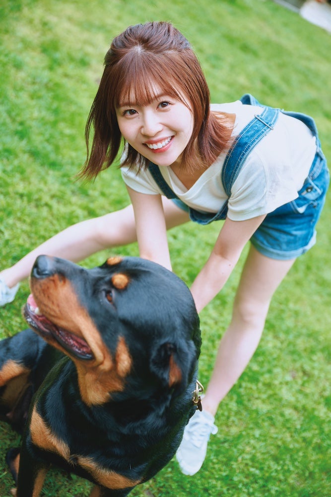 日向坂46松田好花、ミニ丈サロペットで美脚披露 1st写真集で念願の共演実現