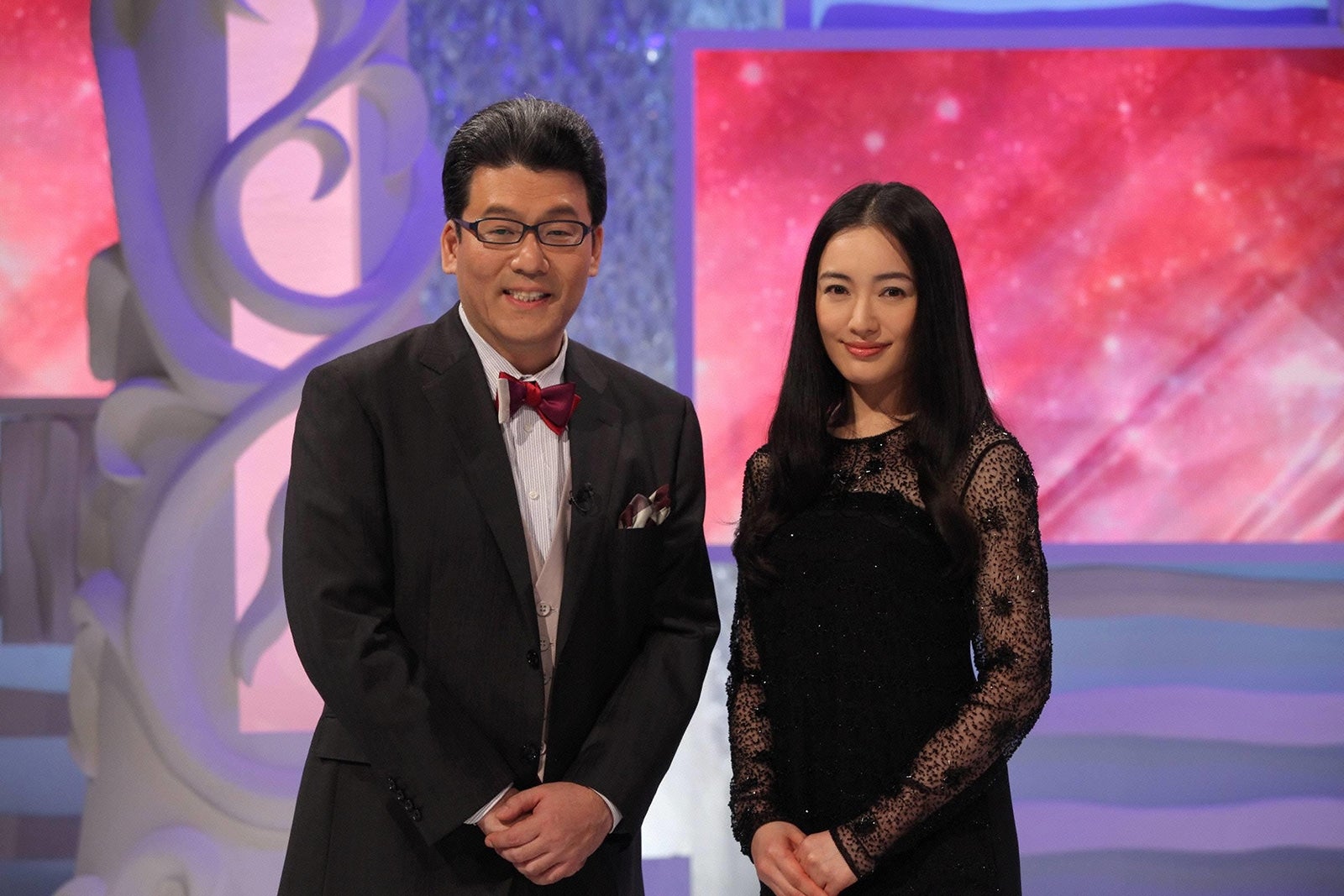 『MUSIC FAIR』司会の軽部真一アナウンサー、仲間由紀恵（C）フジテレビ