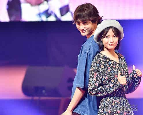 広瀬すず&小関裕太、背中合わせでキメッ!大人な秋のカップルコーデ<Seventeen 夏の学園祭2018>