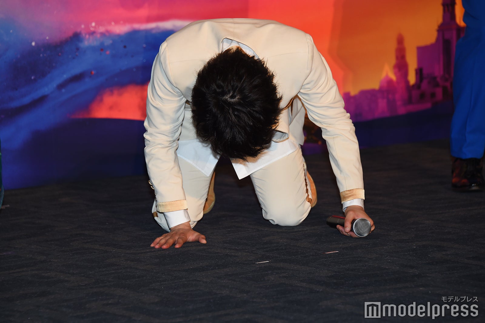 「降壇しました」という司会の言い間違いにうなだれて爆笑する中村倫也 （C）モデルプレス