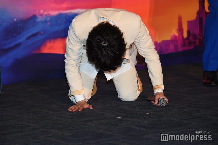 「降壇しました」という司会の言い間違いにうなだれて爆笑する中村倫也 (C)モデルプレス
