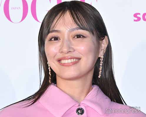 内田理央、タイトミニスカ姿で美脚披露 オールピンクコーデまといウォーキング