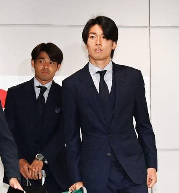 日本代表帰国 中村敬斗はヴィトン、堂安＆板倉はエルメス、前田大然はレアなシャネル…個性光る機内バッグ、ダンヒルスーツで空港はまるでランウェー