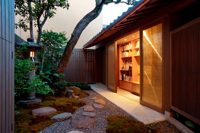 中庭・ライブラリー／画像提供：ワコール