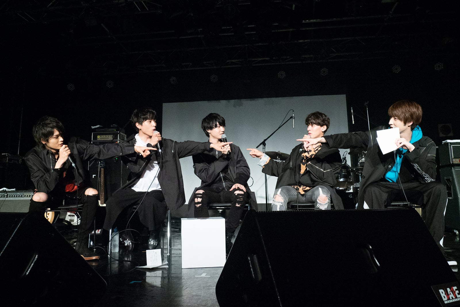 第一部で行われたコーナー「EVEN座談会」の模様。公私共に仲の良い5人のおしゃべりはとまらない（提供写真）